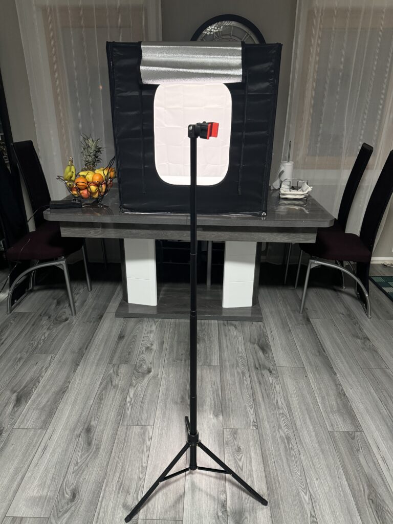 Coulisses d’un shooting photo avec équipe technique et modèle