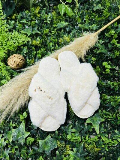 Paire de chaussons femme croisées. Un cadeau original et personnalisé pour un anniversaire, un mariage ou un enterrement de vie de jeune fille