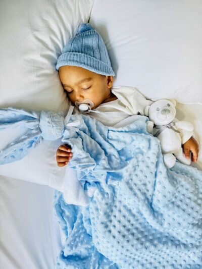 Plaid bébé en velours Minky personnalisé. Un cadeau de naissance unique et original pour un nouveau né. Cadeau de naissance