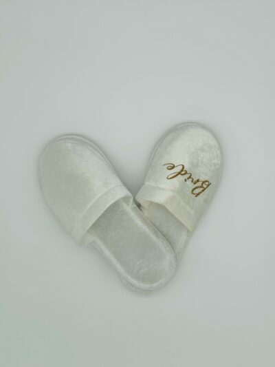Paire de chaussons mariage personnalisés. Idéal pour un cadeau personnalisé et unique de mariage ou d'enterrement de vie de jeune femme