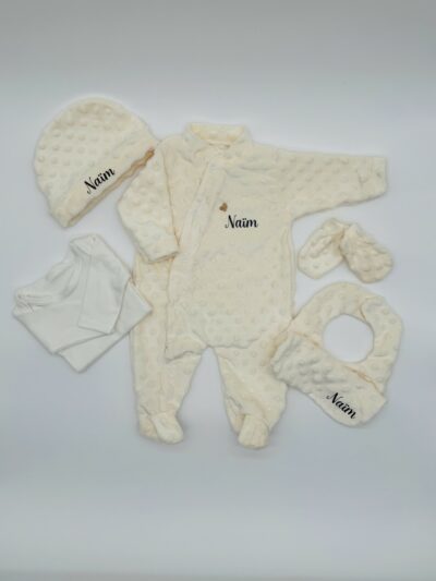 Set complet bébé en velours Minky avec body, pyjama, bavoir, moufles et bonnet. Un cadeau unique et personnalisé pour la naissance