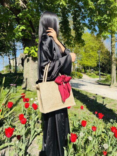 Sac en jute personnalisé avec ruban de votre choix pour un cadeau unique et original. Pour un anniversaire ou un cadeau maitresse
