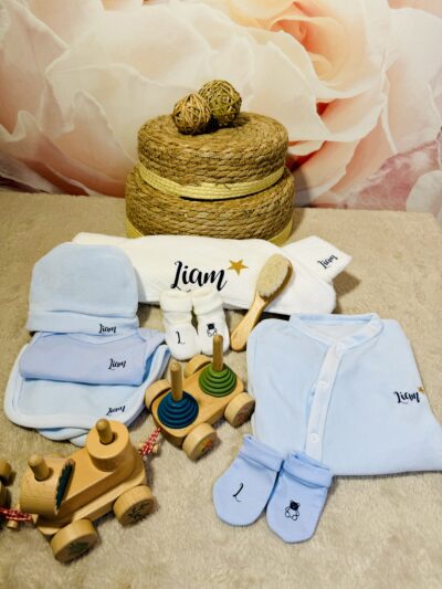 Set complet bébé en velours Coton avec body, pyjama, bavoir, moufles et bonnet. Un cadeau unique et personnalisé pour la naissance