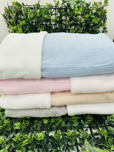 Plaid bébé personnalisé en gaze de coton. Un cadeau de naissance unique et original pour un nouveau né