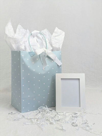 Coffret de naissance personnalisé avec un set de naissance (body, pyjama, bavoir, moufles et bonnet), et un plaid personnalisé. Un cadeau unique et personnalisé pour la naissance d'un bébé