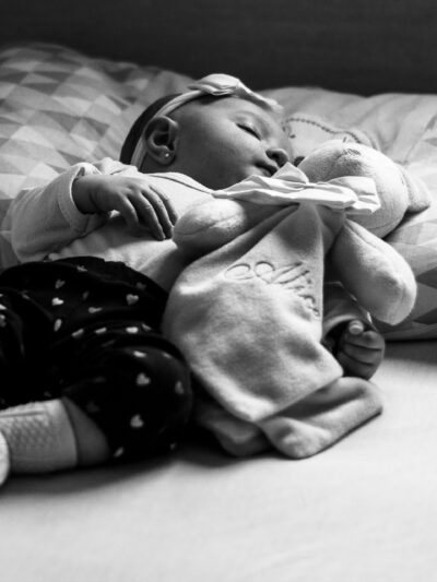 Coffret naissance spécial dodo avec un plaid personnalisé et un doudou personnalisé. Un cadeau de naissance unique et personnalisé