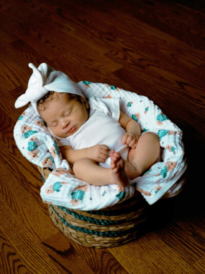 Coffret de naissance personnalisé avec un set de naissance (body, pyjama, bavoir, moufles et bonnet), un doudou personnalisé et une cap de bain personnalisée. Un cadeau unique et personnalisé pour la naissance d'un bébé